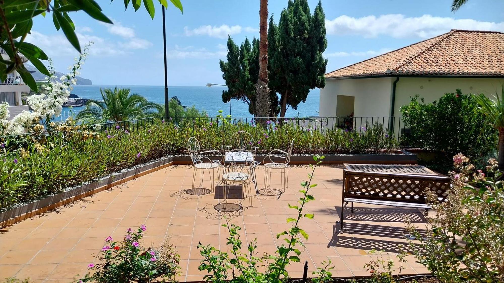 Bungalow Garden View