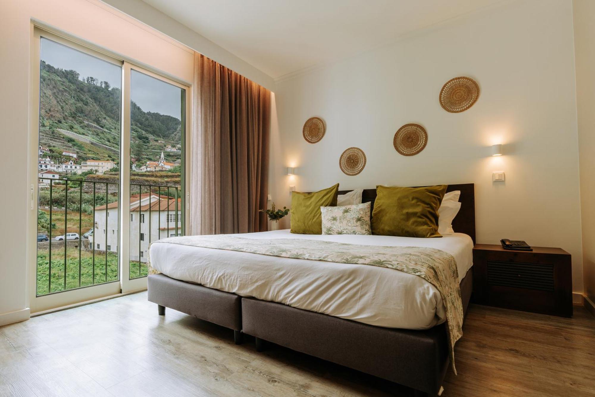 Twin Room Mountain View no balcony