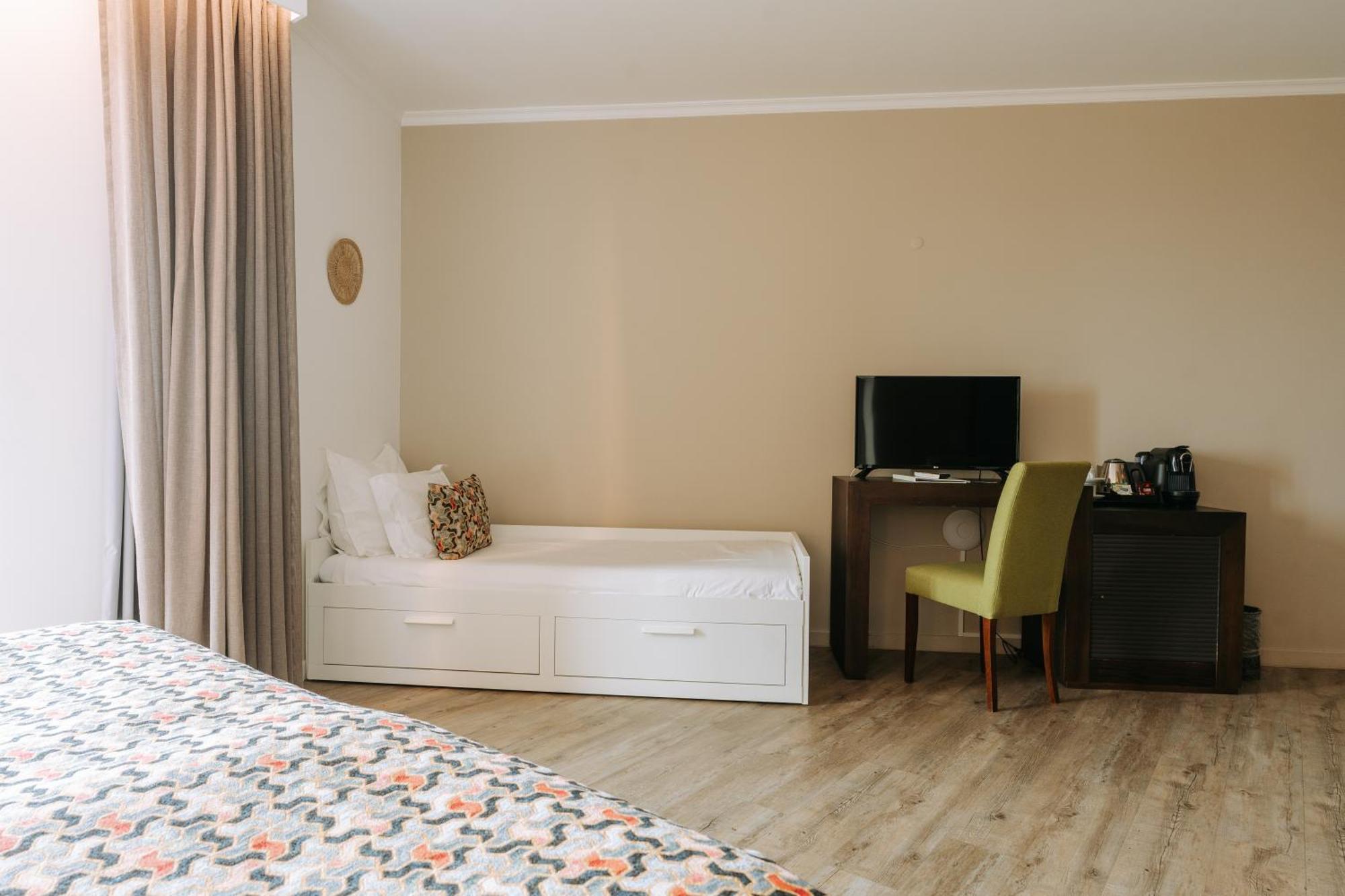 Chambre Lits Jumeaux avec 2 Lits d’Appoint - Vue sur Mer
