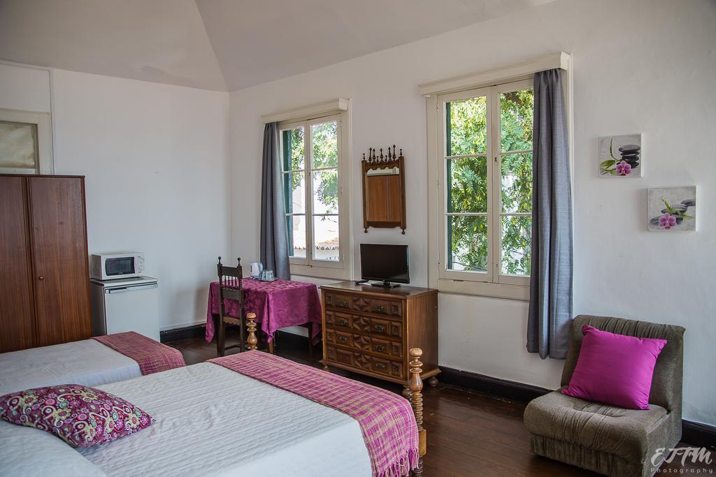 Deze driepersoonskamer heeft een gedeelde badkamer.