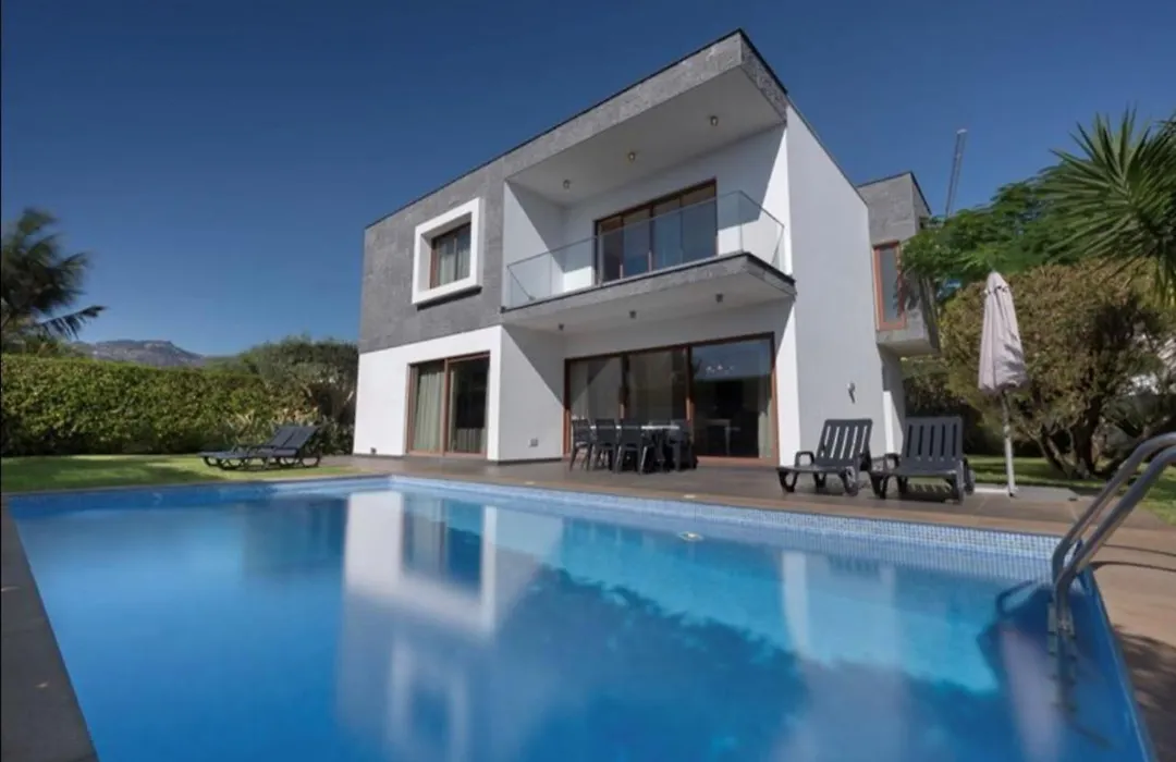 Villa Victoria With Private Heated Pool-1