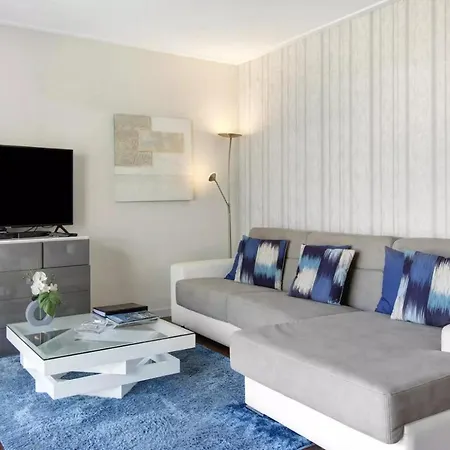 1 Bed Apartment Sleeps 4 With Pool-2